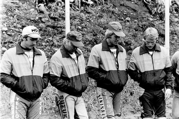 Ruskeasanta 1979 Team Sweden katselee kengänkärkiä